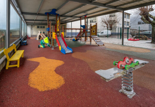 Os Reis enchen de xogos o novo patio cuberto de Infantil do CPI de San Sadurniño